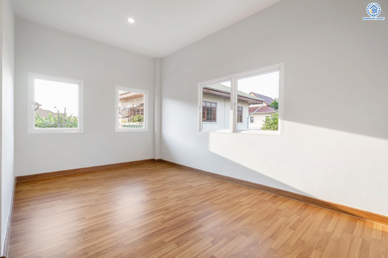 บ้านมือสองตกแต่งใหม่ โครงการ รัชชา2 บางใหญ่ เนื้อที่ 60 ตร.ว. ฟังก์ชัน 3 ห้องนอน 3 ห้องน้ำ 1 ห้องอเนกประสงค์ จอดรถได้ 2 คัน บนทำเลใกล้ถนนใหญ่เพียง 100 เมตร เชื่อมต่อถ.กาญจนาภิเษก ใกล้เซ็นทรัลเวสต์เกต ทางด่วน "ศรีรัช" และรถไฟฟ้าสายสีม่วง "สถานีสามแยกบางใหญ่"